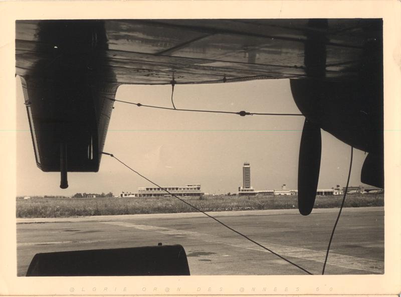 Maison Blanche avril 1956 La tour de controle par dessous un Languedoc.jpg